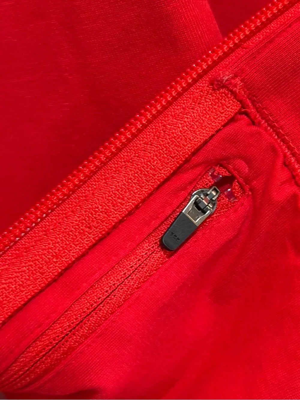 NEW APPLE STORE LOGO EMPLOYEES ONLY ¼ ZIP SWEATSHIRT IN BRIGHT RED UNISEX LARGE
